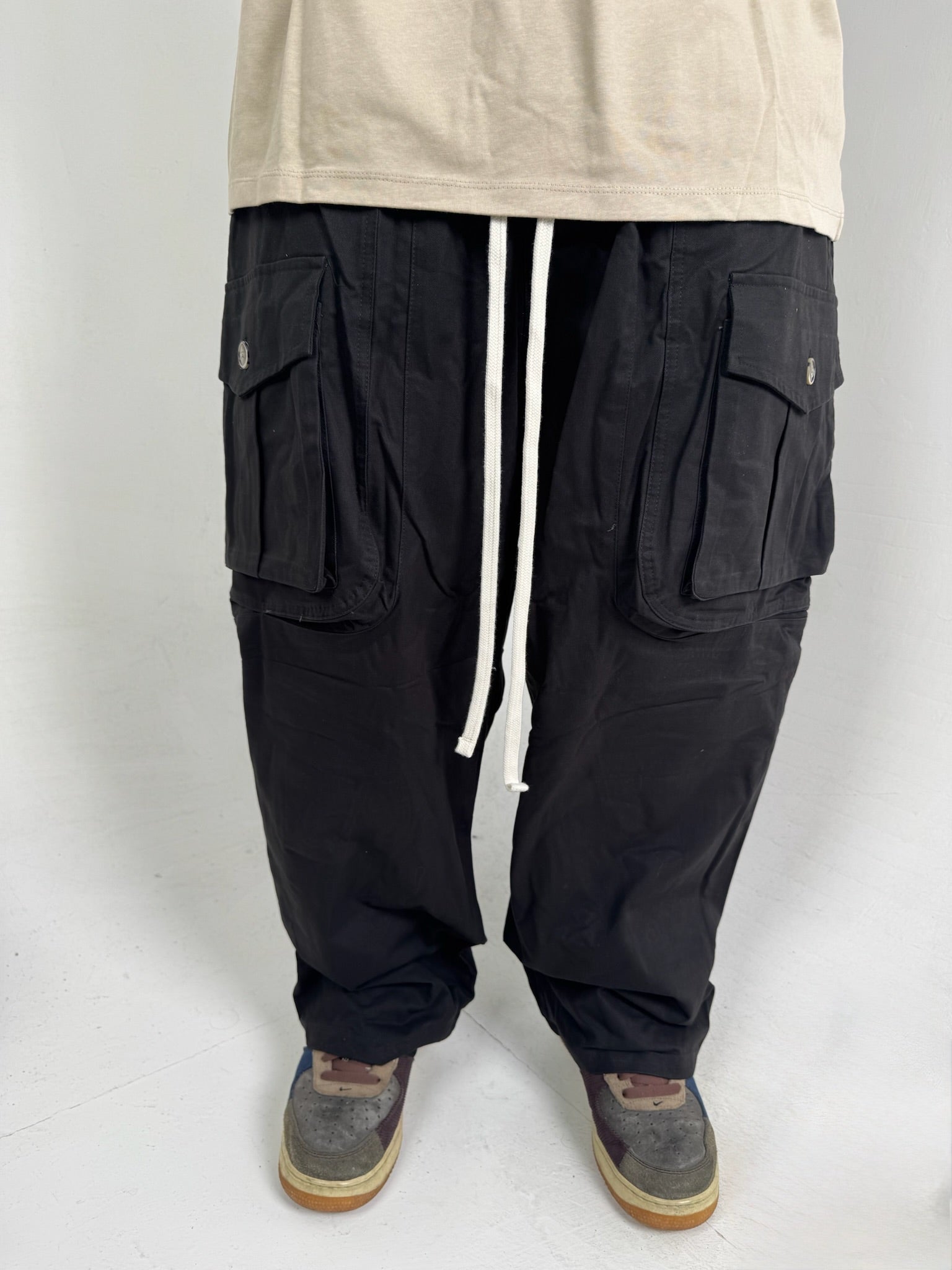 CARGO TASCHE FRONTALI CON BOTTONE NERA