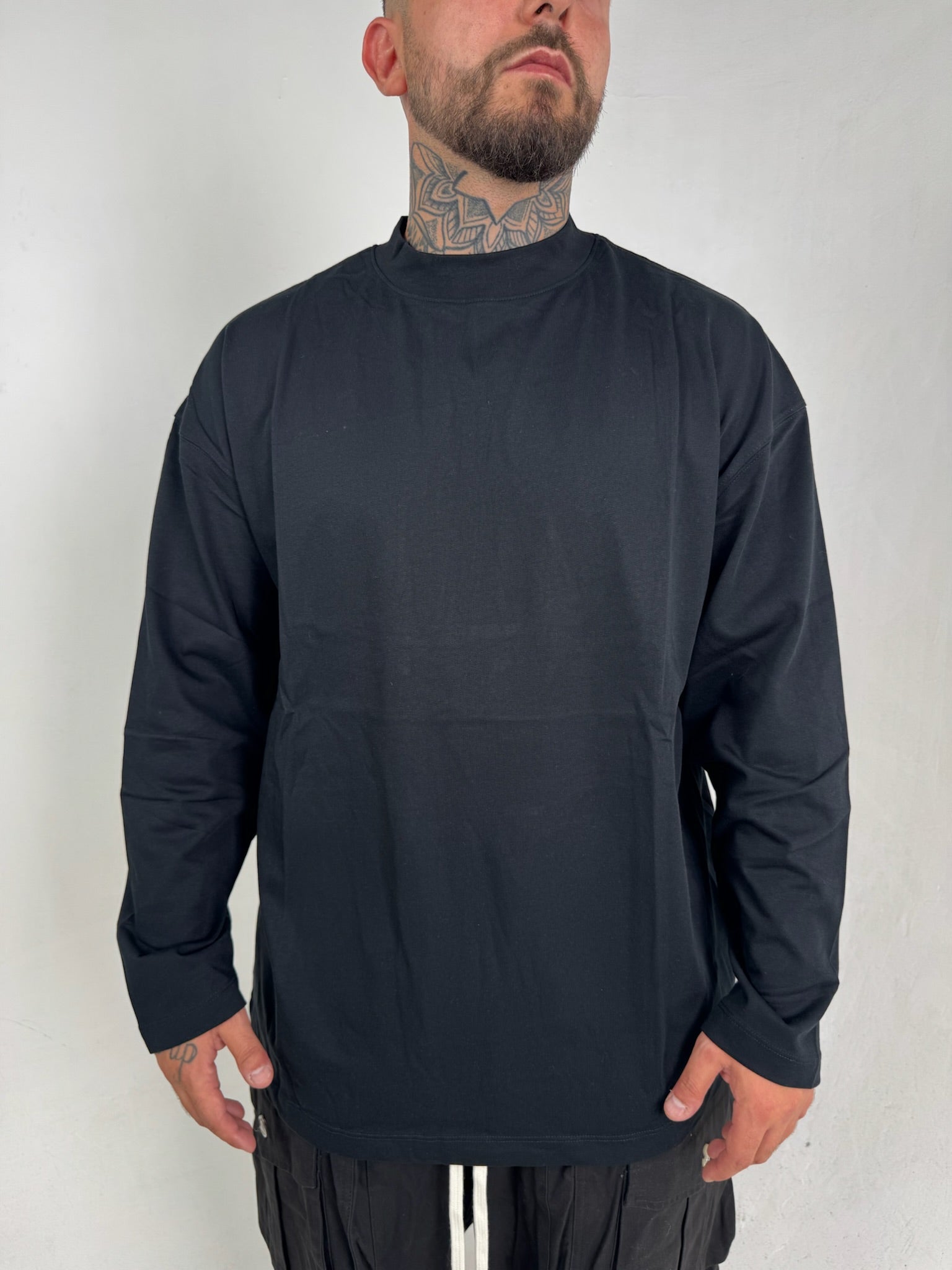 T-SHIRT NERA MANICHE LUNGHE