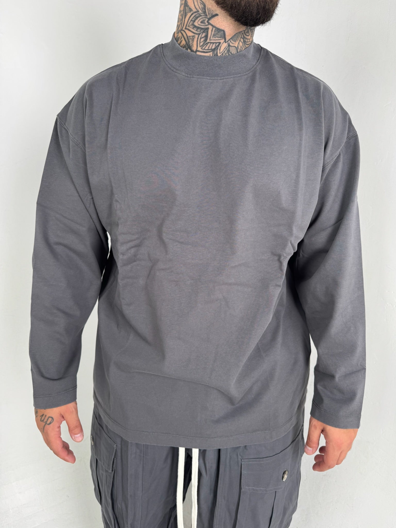 T-SHIRT GRIGIO SCURO  MANICHE LUNGHE