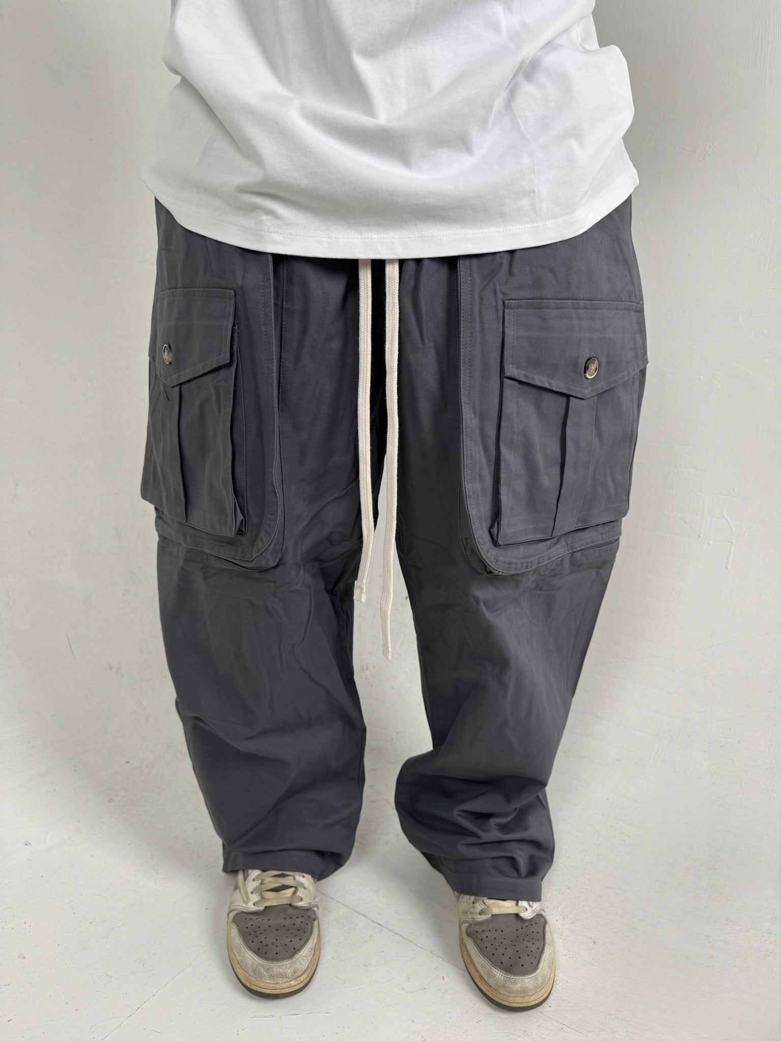 PANTALONE TASCHE FRONTALI CON BOTTONE GRIGIO